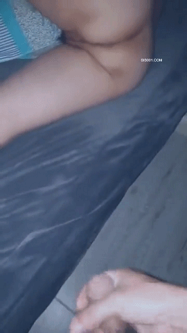 半夜儿子偷偷溜进妈妈房间 对着裸睡的妈妈打飞机2022122511163513.gif