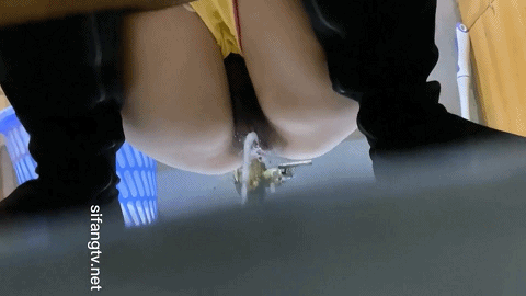 大街上看到身材好的美女 一路跟踪终于拍到她毛绒绒的小鲍鱼202212615532347.gif